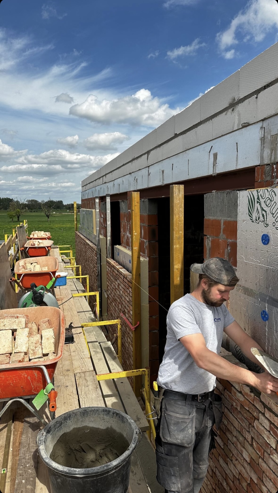 Bryan aan het werk op een bouwplaats